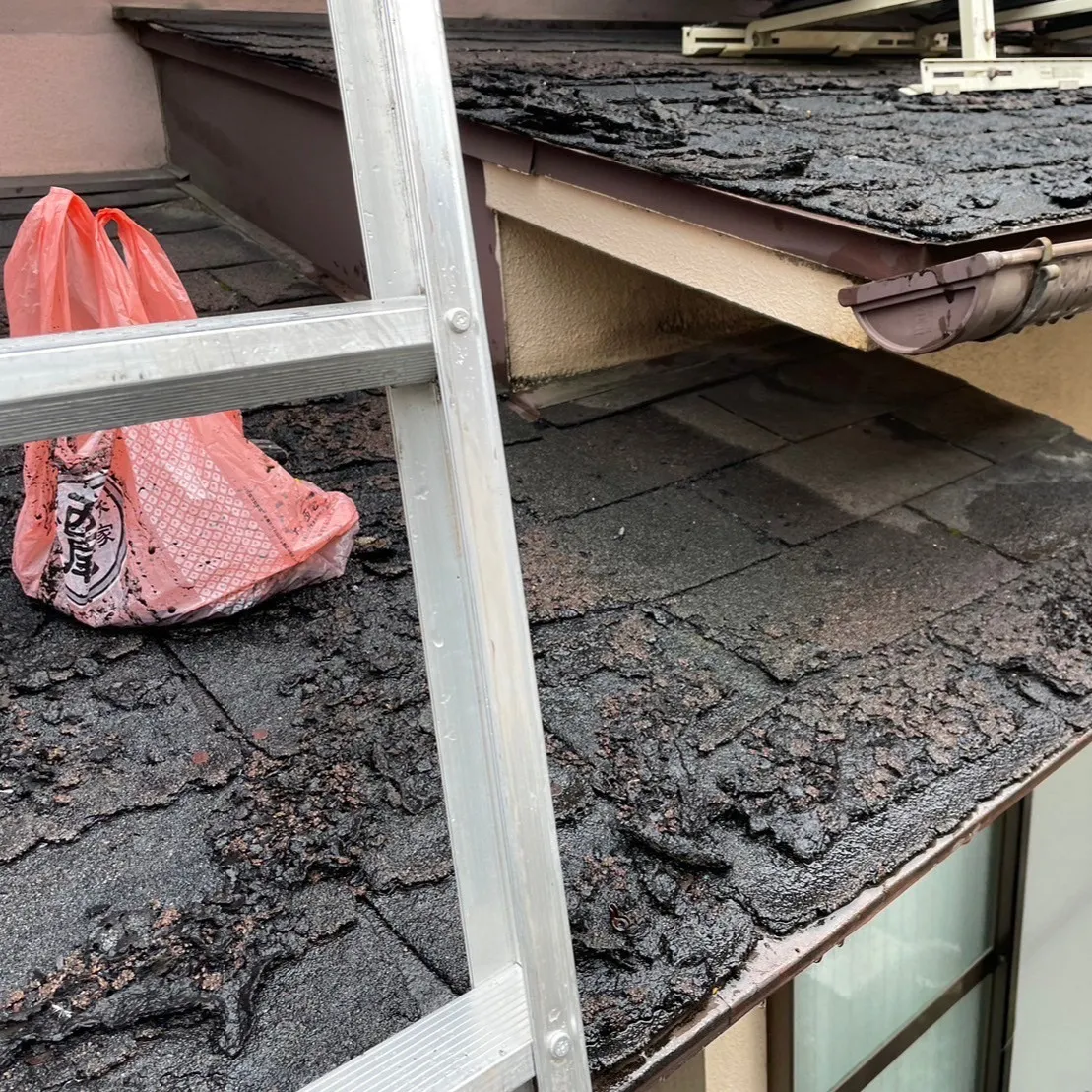 この度、シングル屋根のカバー工事を担当させていただきました。