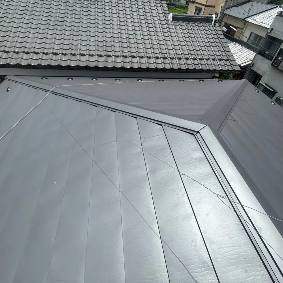 大屋根のカバー工事を行わせていただきました。