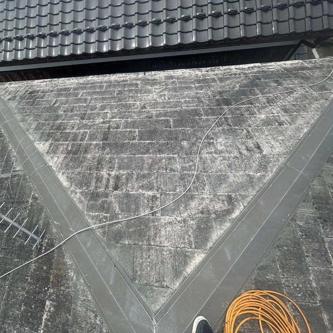 大屋根のカバー工事を行わせていただきました。