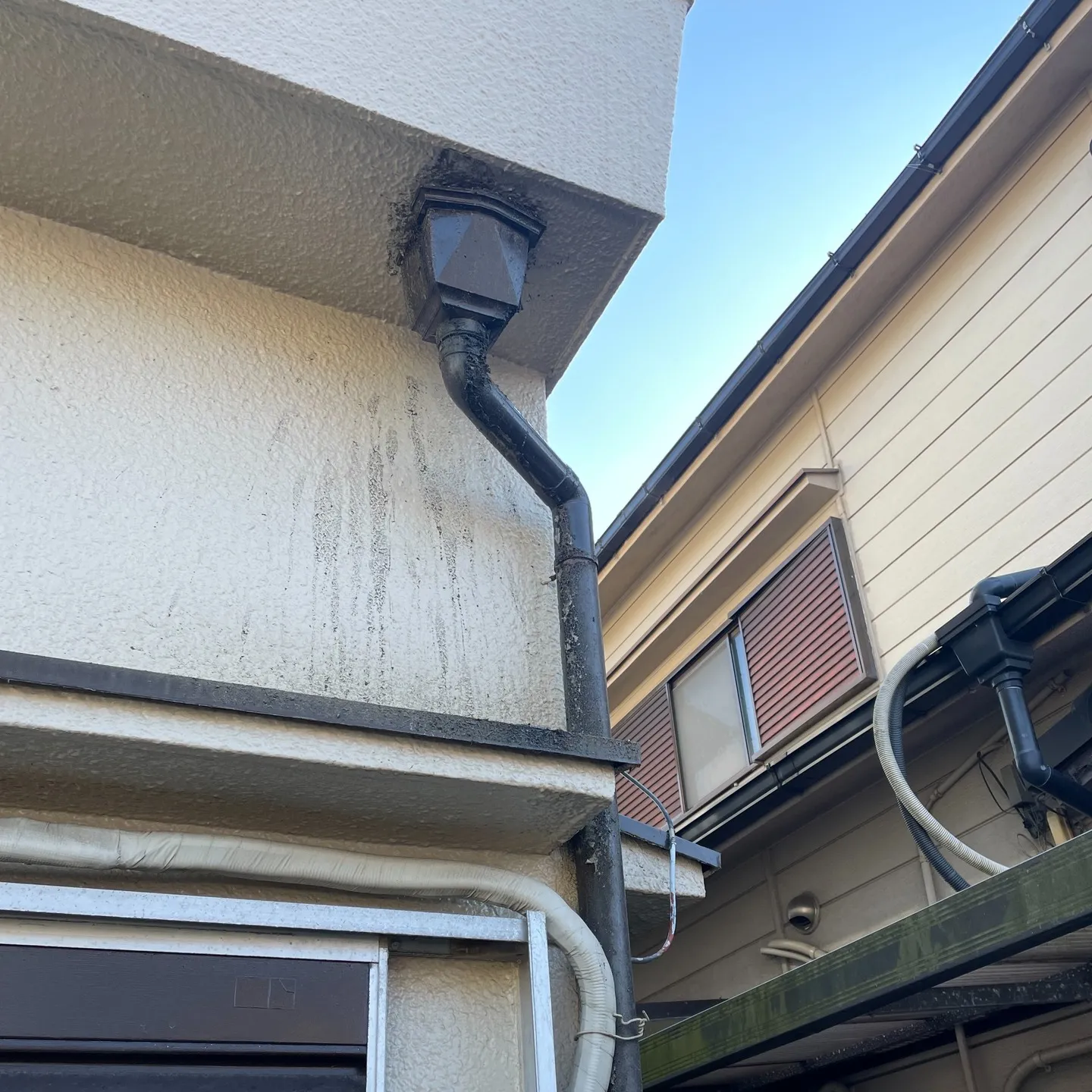 先日、お客様のご依頼で雨樋の部分交換をさせていただきました。