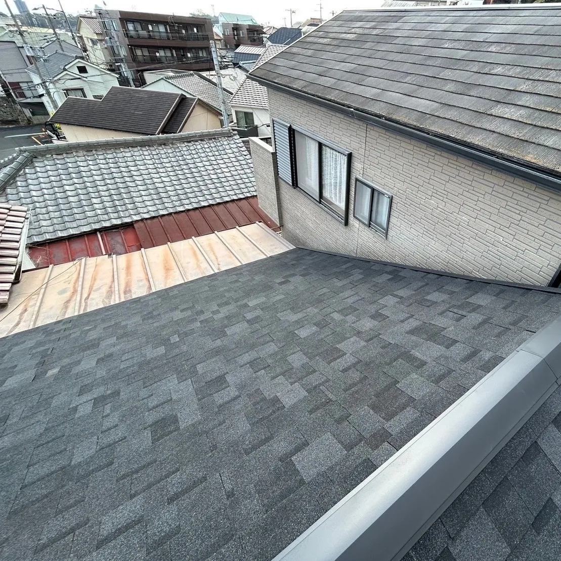 瓦屋根の葺き替え工事を行いました。