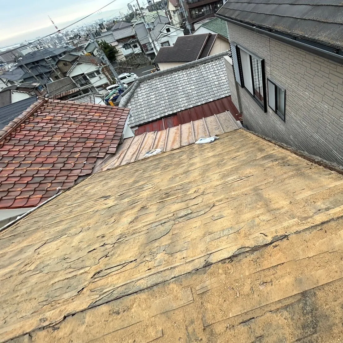 瓦屋根の葺き替え工事を行いました。