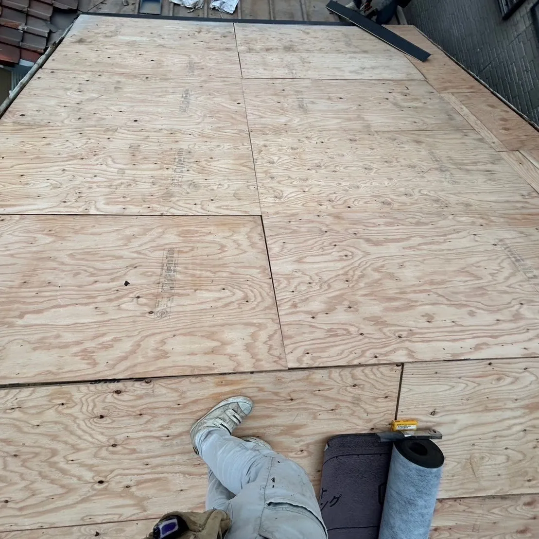 瓦屋根の葺き替え工事を行いました。