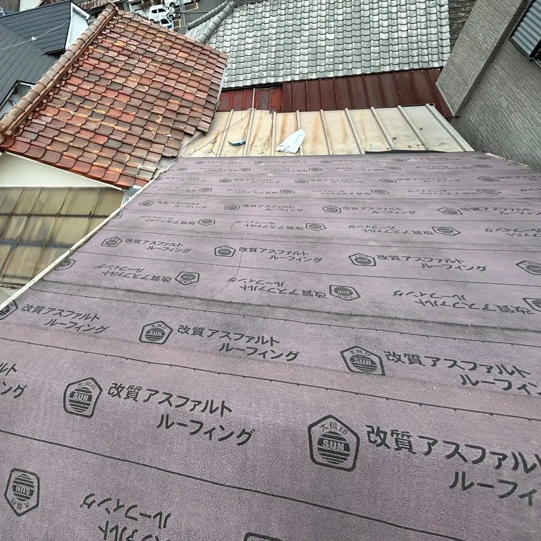 瓦屋根の葺き替え工事を行いました。