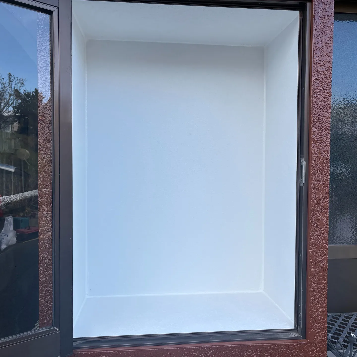 この度、ショーウィンドウの簡易補修工事を担当させていただきま...