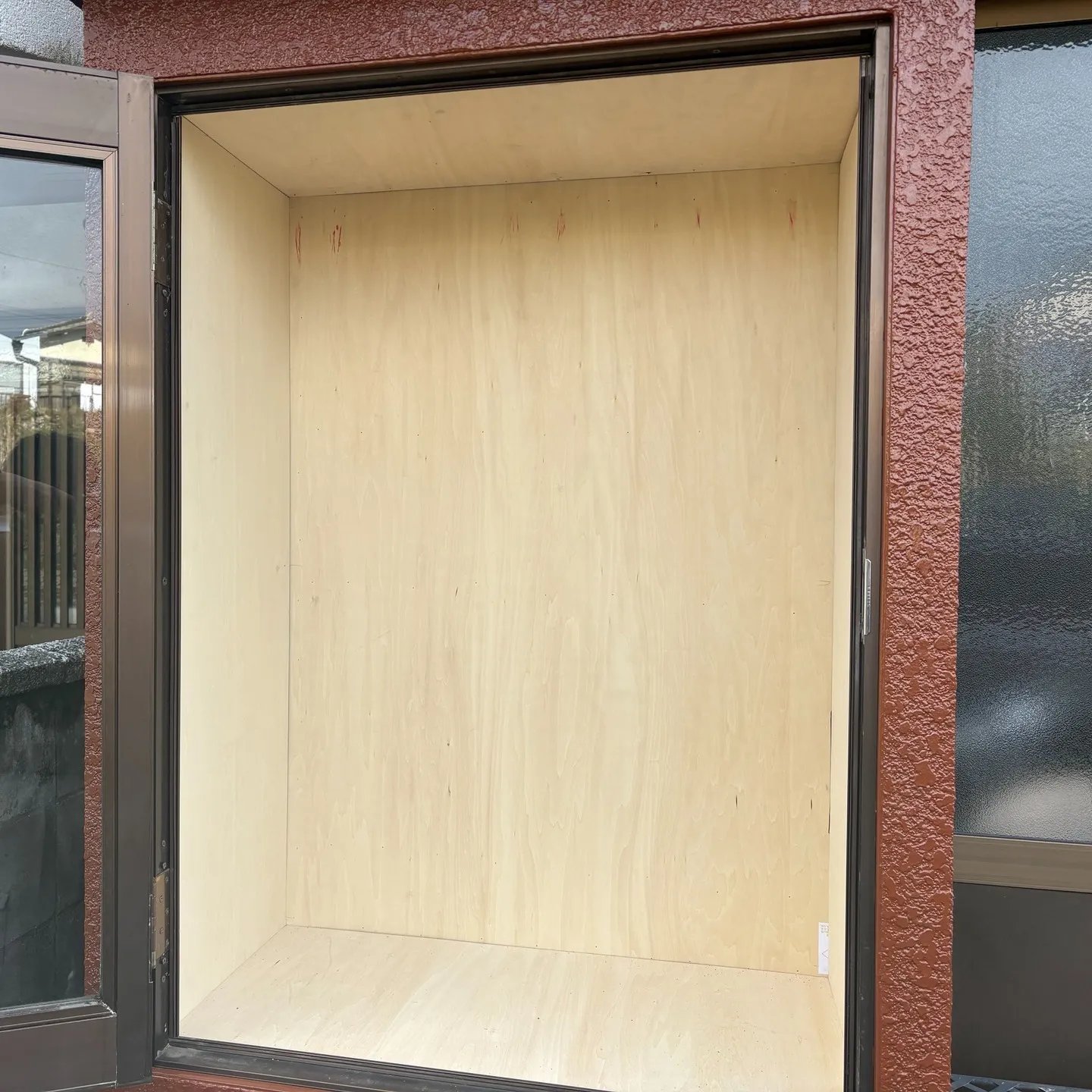 この度、ショーウィンドウの簡易補修工事を担当させていただきま...