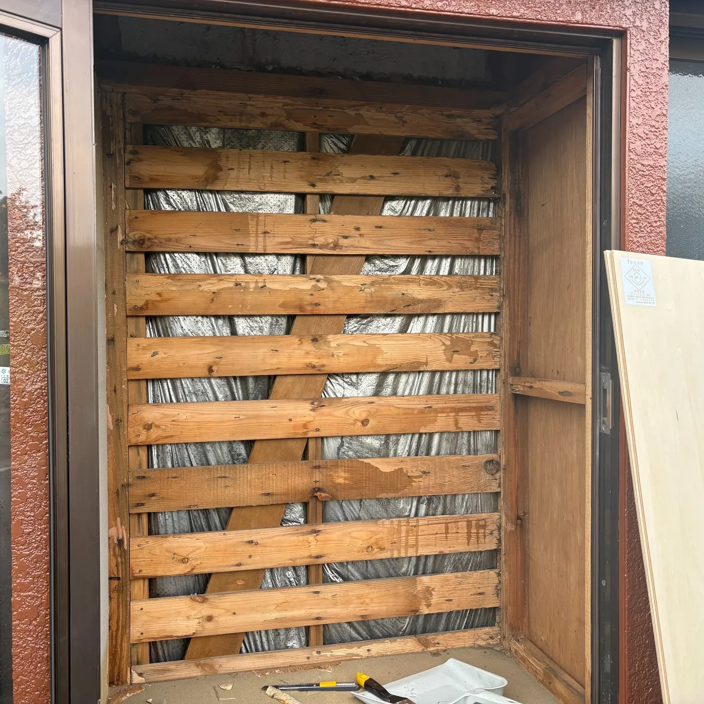 この度、ショーウィンドウの簡易補修工事を担当させていただきま...