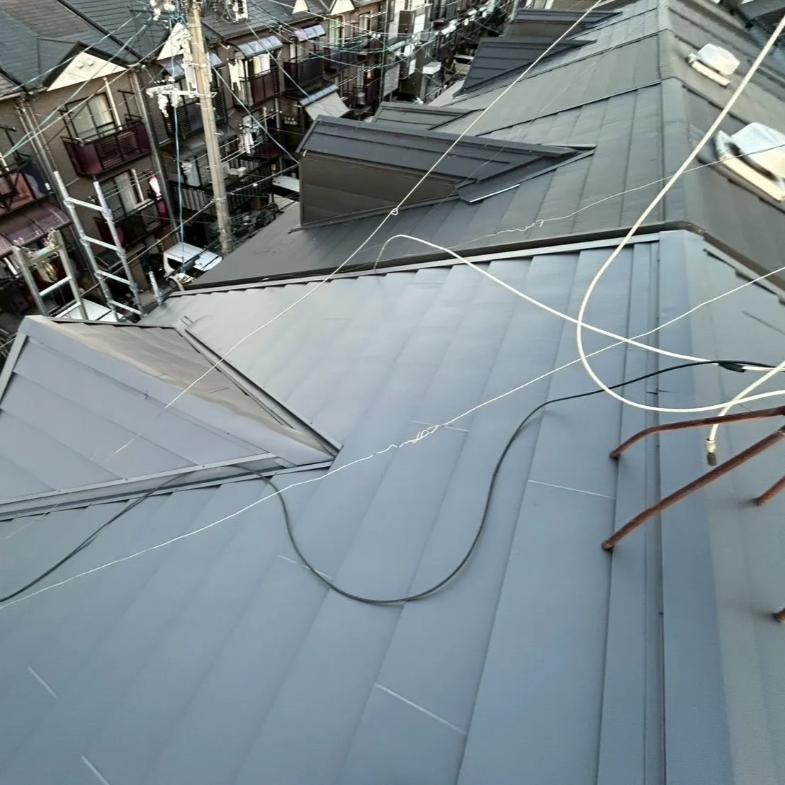 先日、お客様のご依頼でスレート屋根のカバー工事を行いました。