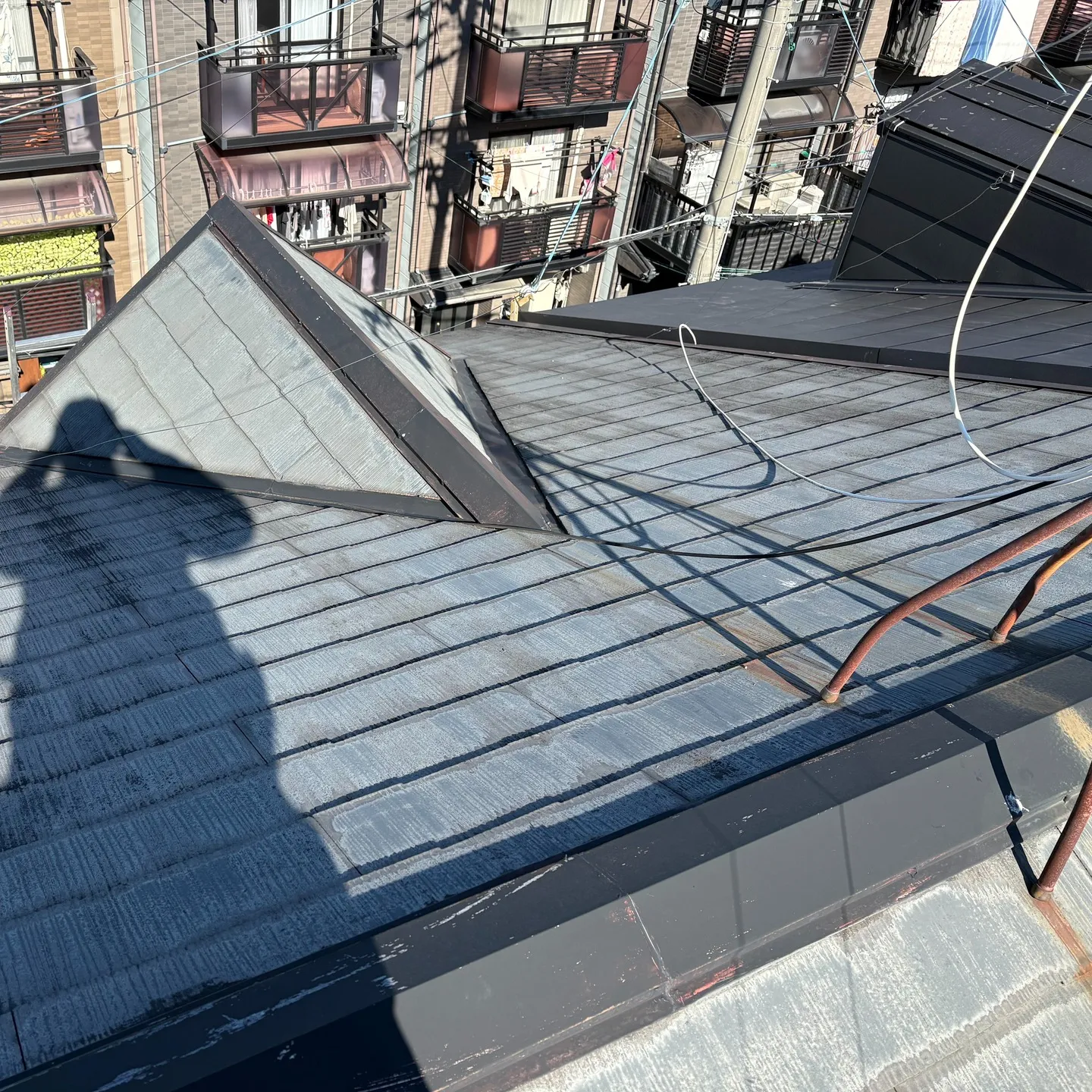 先日、お客様のご依頼でスレート屋根のカバー工事を行いました。