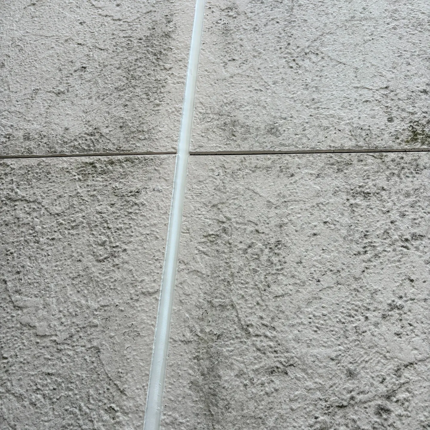 先日、弊社はお客様の重要な住まいにおけるサイディングシールの...