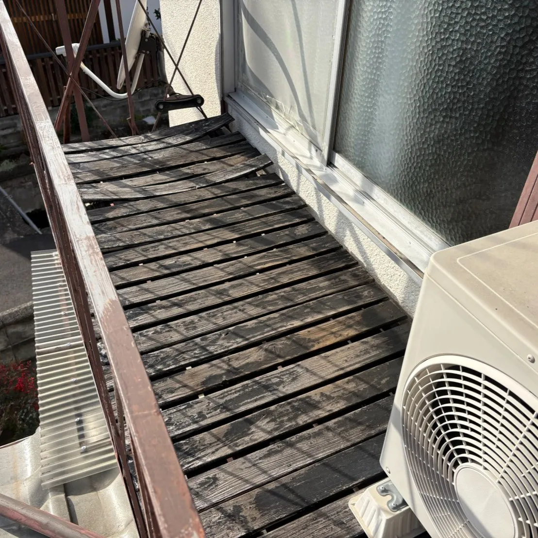バルコニーデッキのメンテナンスは重要です。