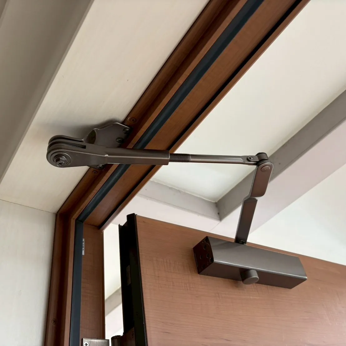 ドアクローザの交換が無事に完了したことをご報告します。