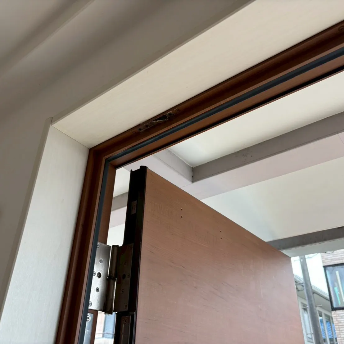 ドアクローザの交換が無事に完了したことをご報告します。