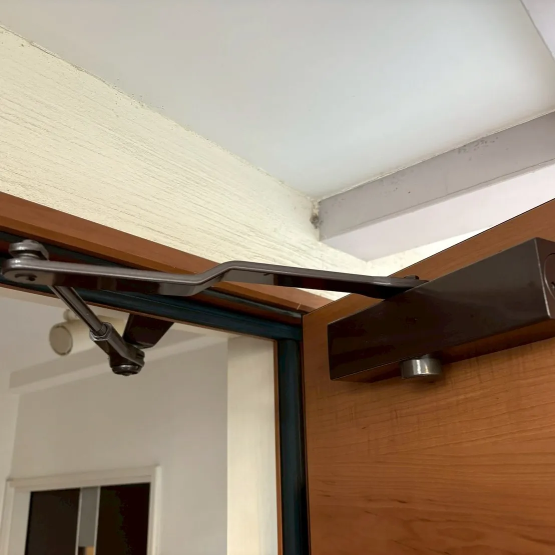 ドアクローザの交換が無事に完了したことをご報告します。