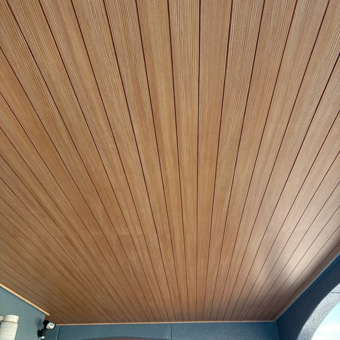 軒天ボードの張替え工事をお手伝いさせていただきました。