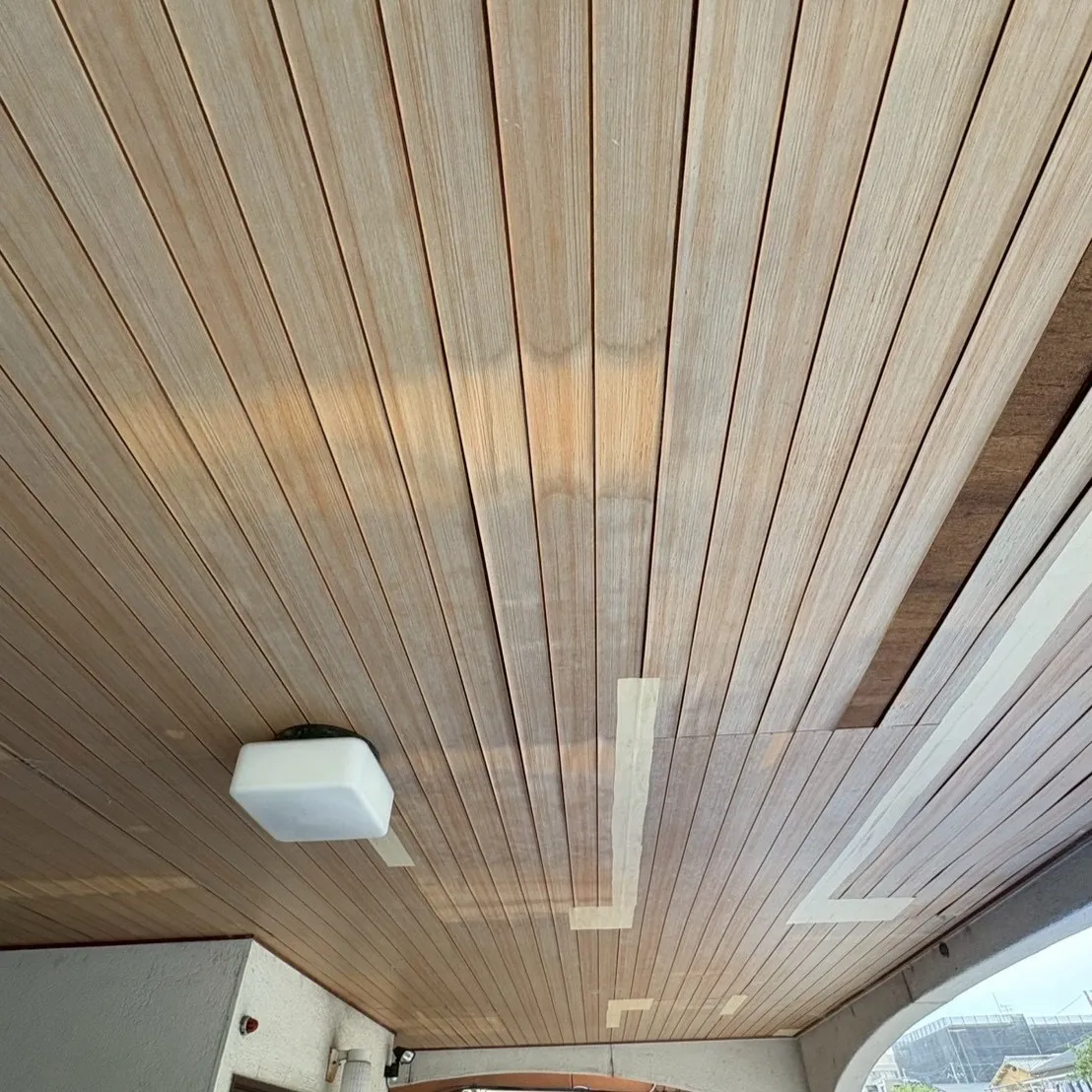 軒天ボードの張替え工事をお手伝いさせていただきました。