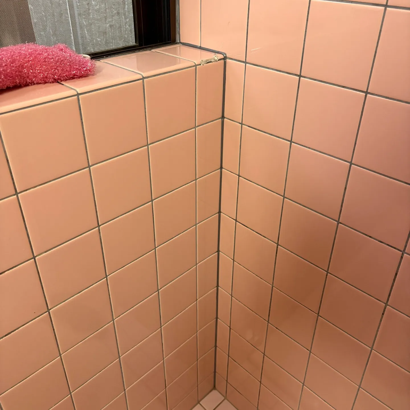 お風呂タイル目地の補修作業を行いました。