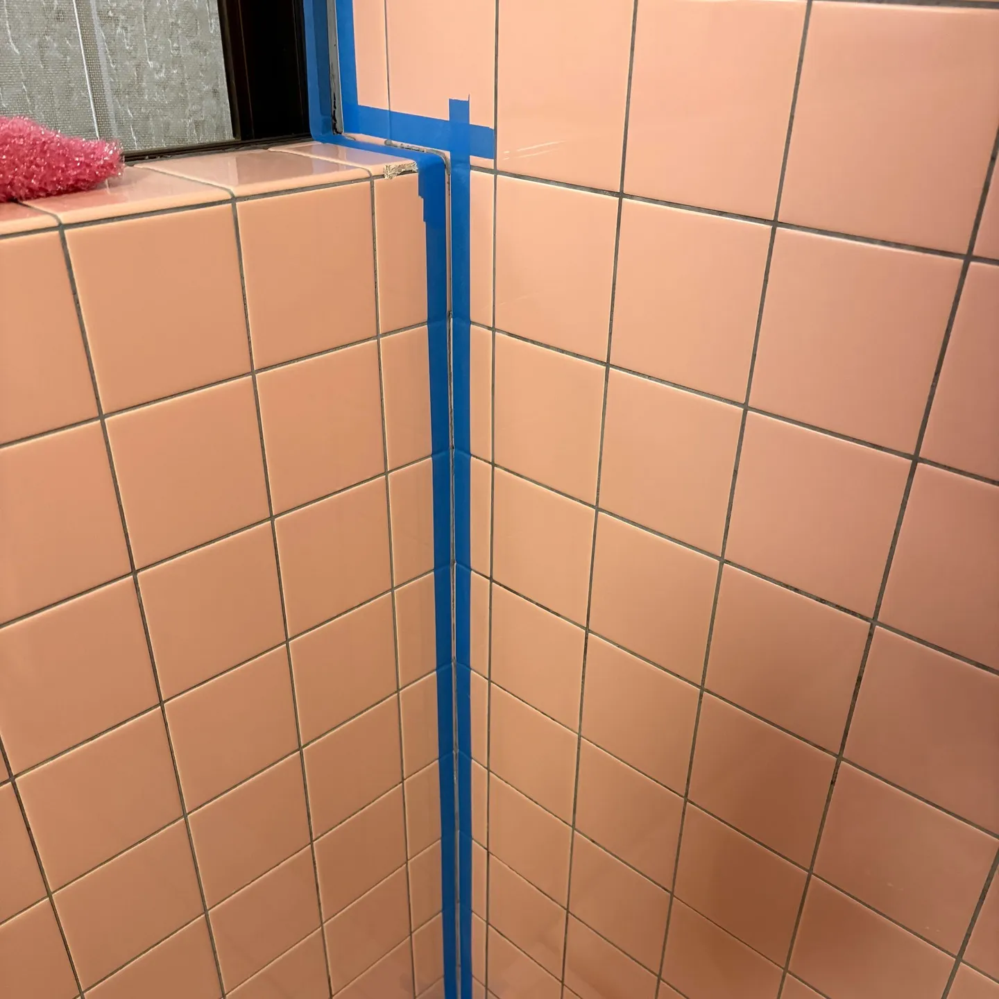 お風呂タイル目地の補修作業を行いました。