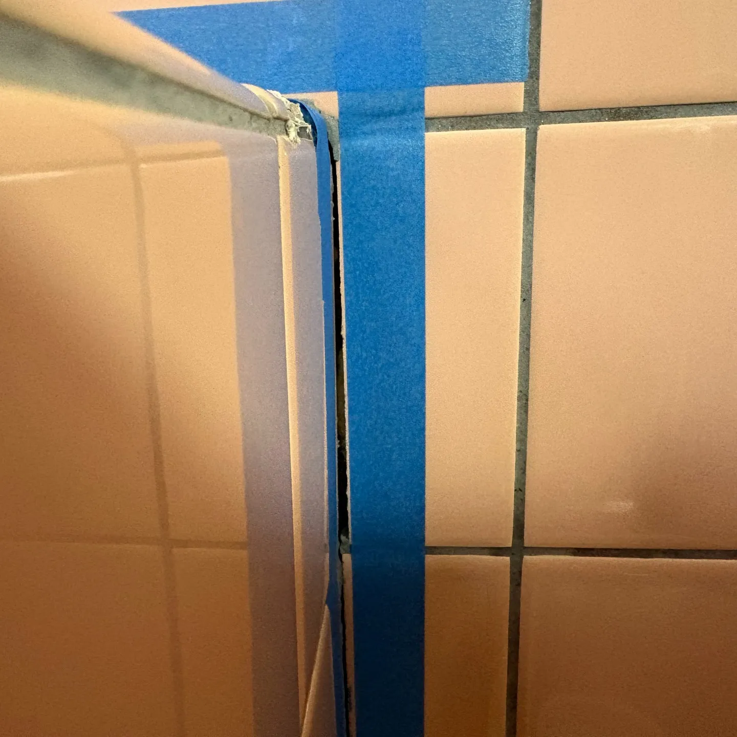 お風呂タイル目地の補修作業を行いました。