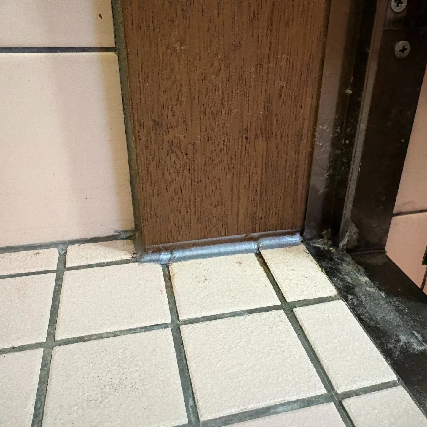 お風呂タイル目地の補修作業を行いました。