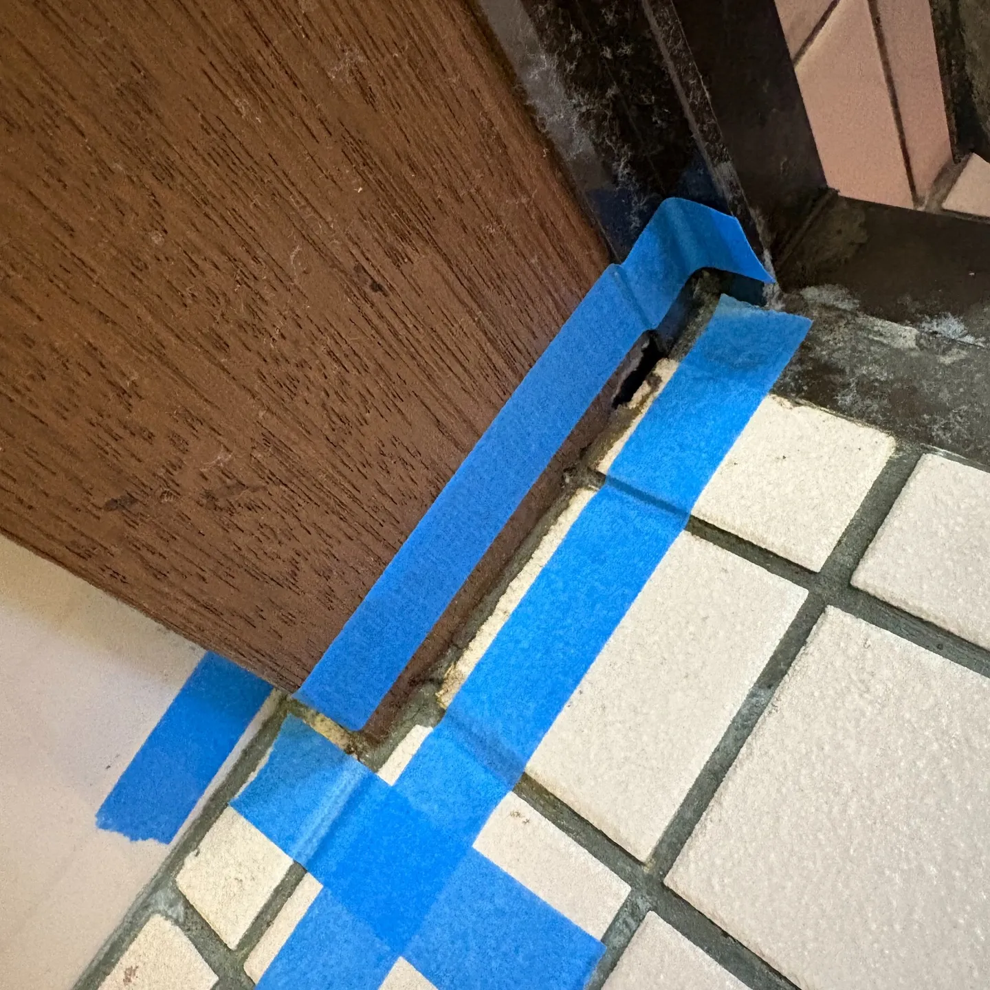 お風呂タイル目地の補修作業を行いました。