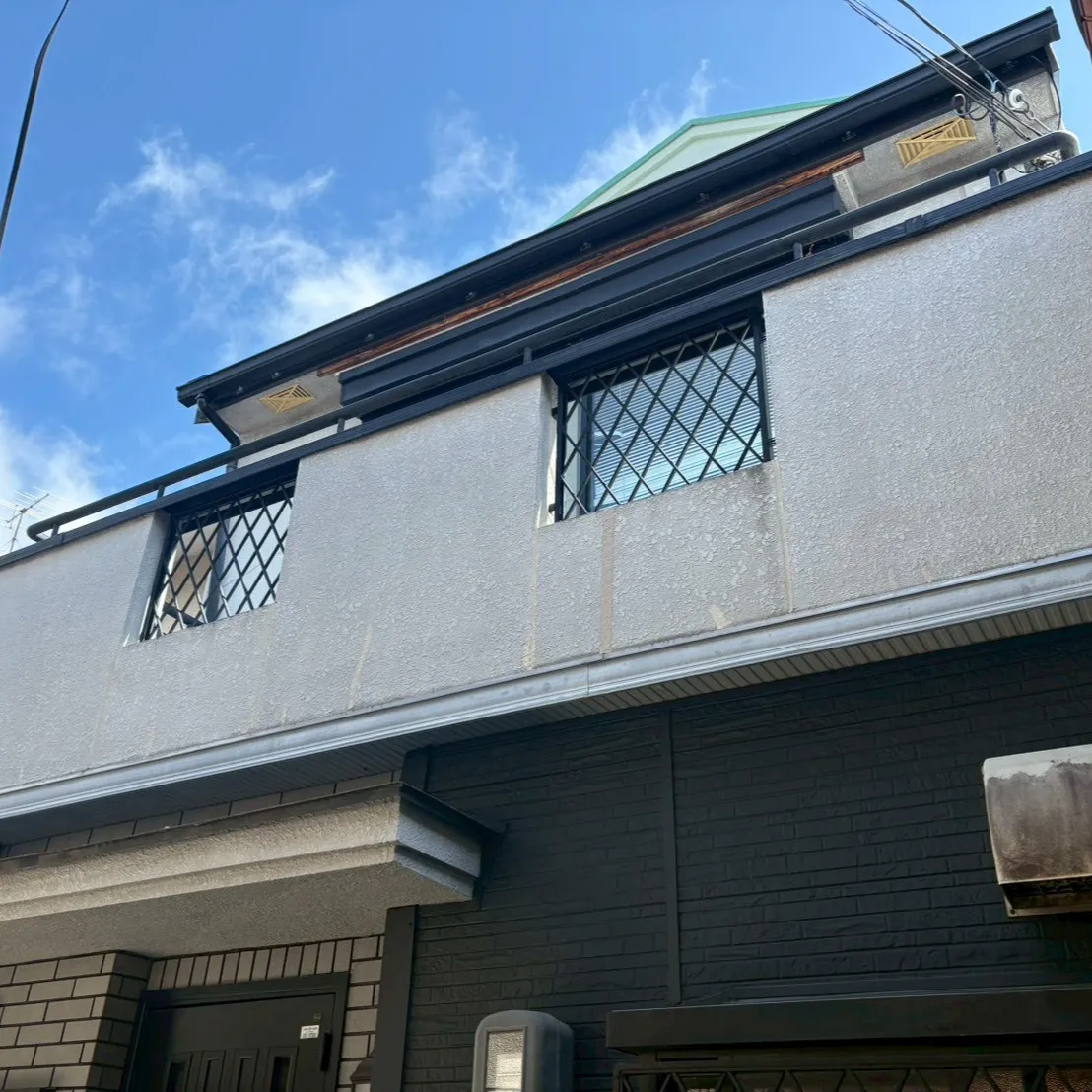 外壁のサイディングカバー工事が無事に完了しました。