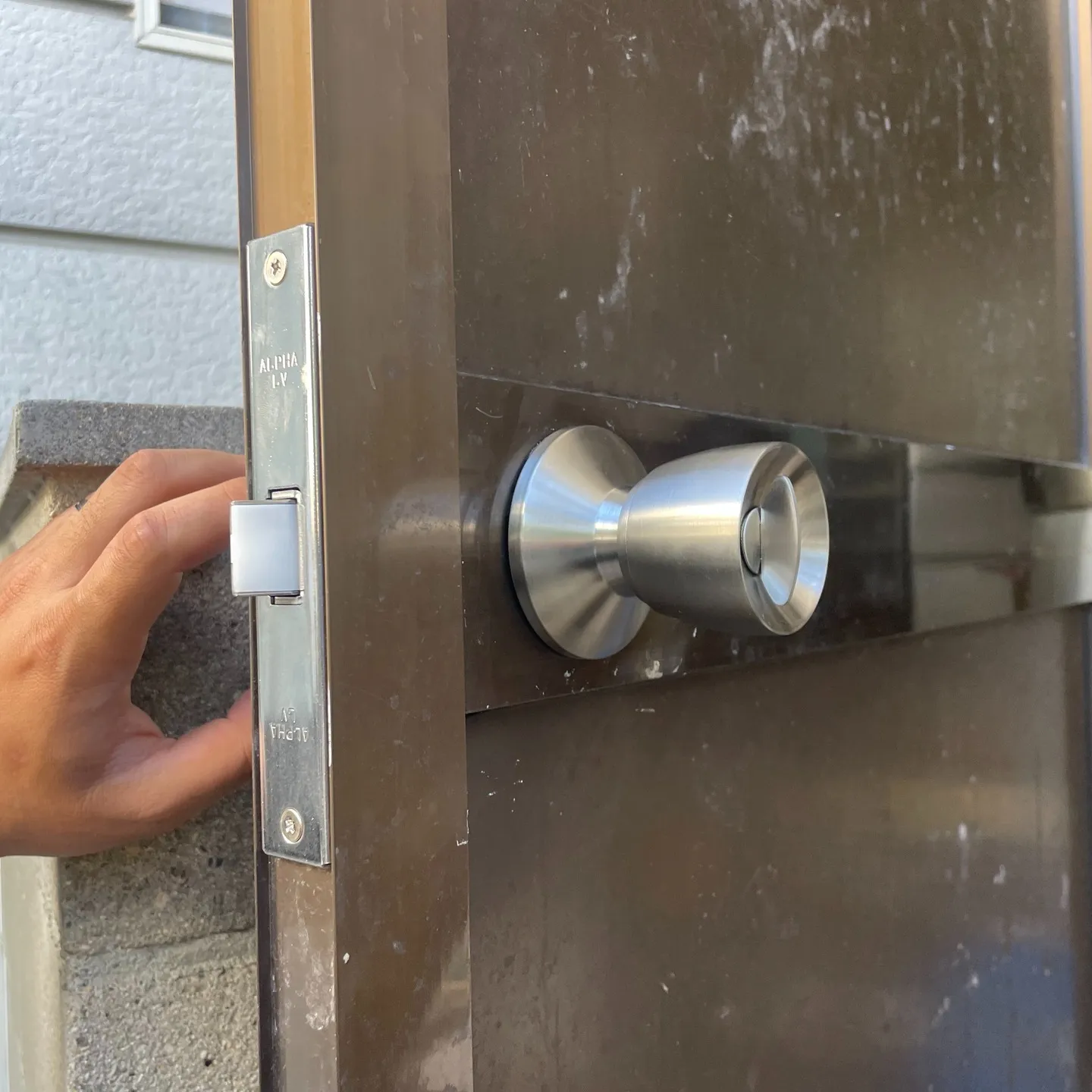 京都市にある住宅でドアノブ交換を行わせていただきました。