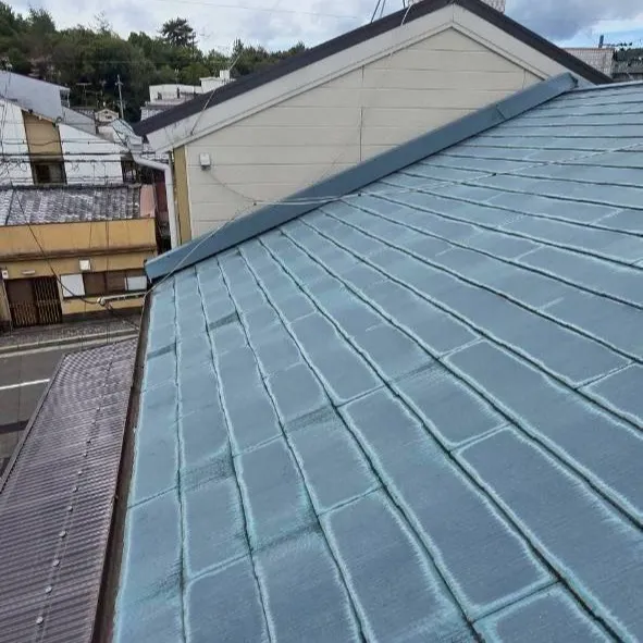 ニチハの横暖ルーフαSを使用して、長屋のお宅の屋根カバー工事...