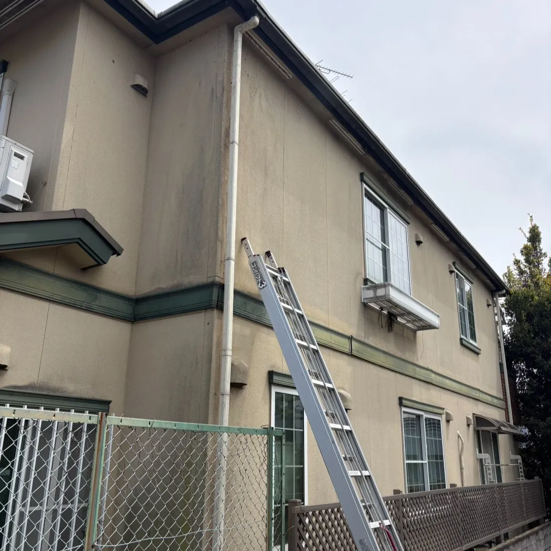 本日はお客様宅の外壁に長らく存在していた木の撤去を行いました...