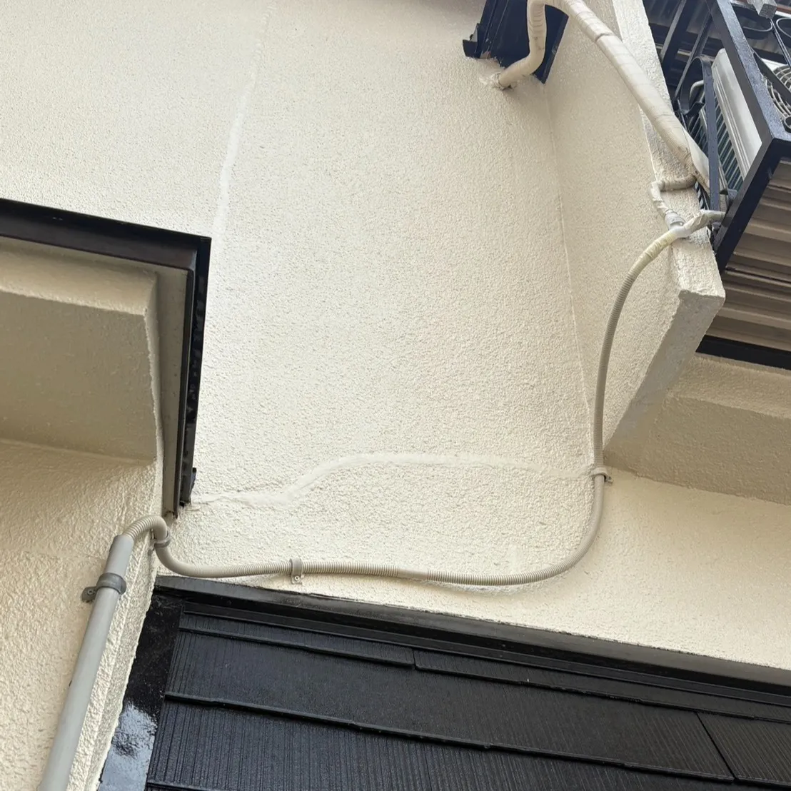 以前、外壁塗装をさせていただいたお客様から、室外機のドレンホ...