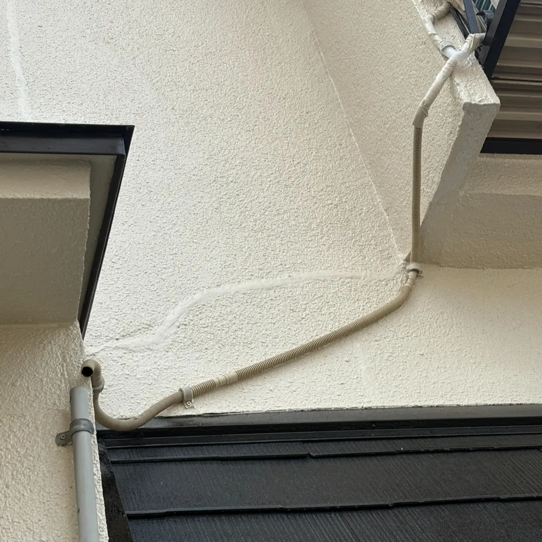 以前、外壁塗装をさせていただいたお客様から、室外機のドレンホ...