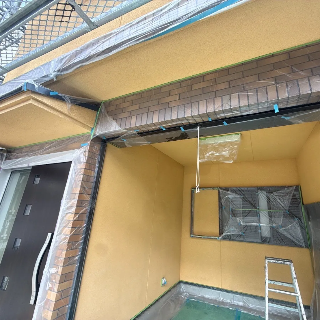 先日はお客様のお宅で外壁塗装を行いました。