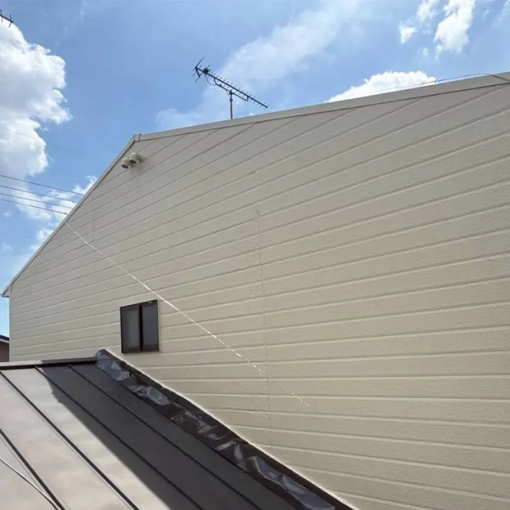 2階建ての隣家とつながったお宅での外壁塗装をさせていただきま...