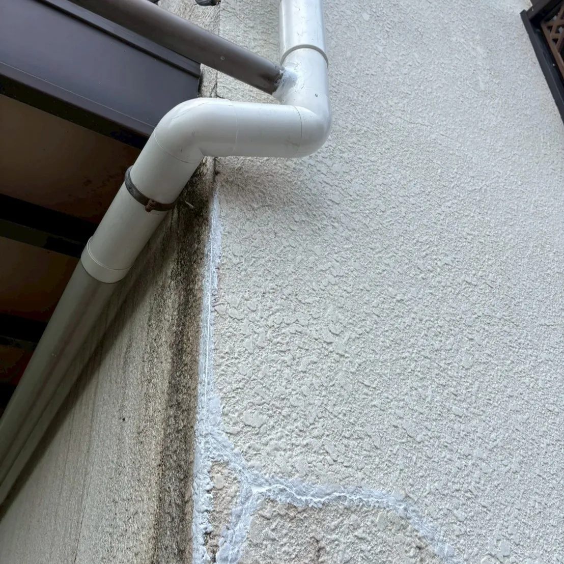 雨樋は単なる水の流れ道ではありません。