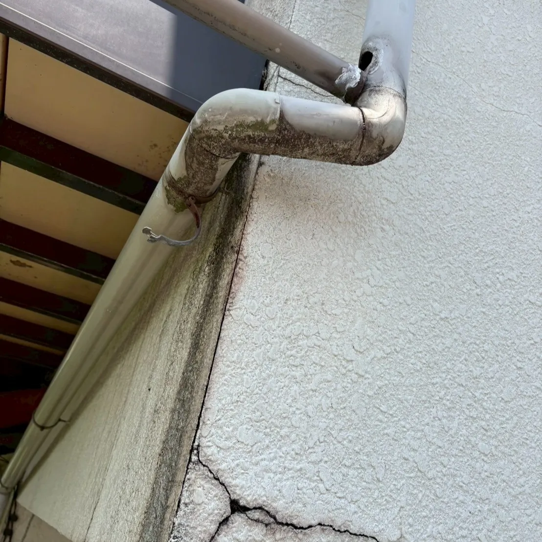 雨樋は単なる水の流れ道ではありません。