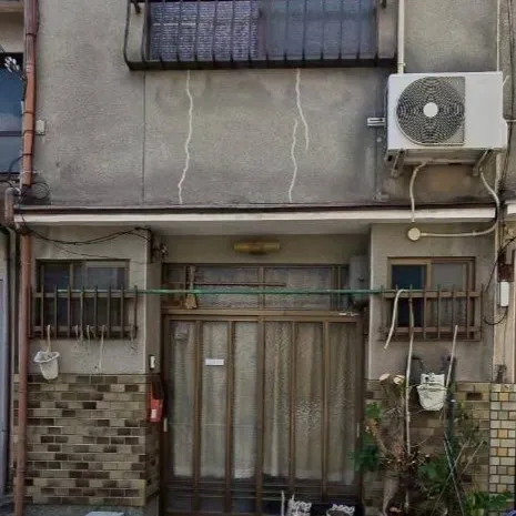外壁塗装の前に、施主様の許可を得て、壁に影響を与えていた木を...